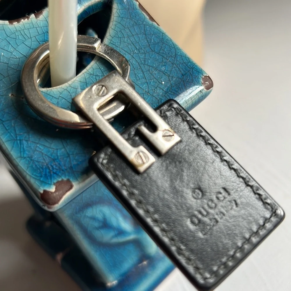 GUCCI Logo Silver Metal Tone Leather Key Holder Charm Unisex Vintage Authentic